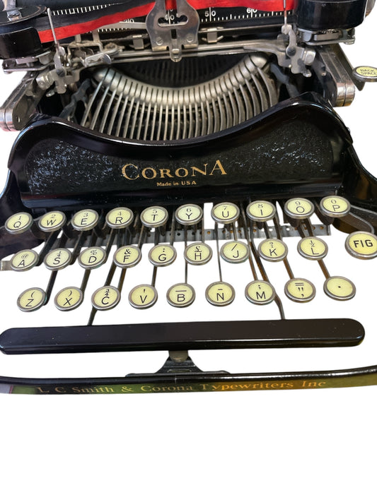 Antike Schreibmaschine Corona – Faltbares Sammlerstück mit Charakter