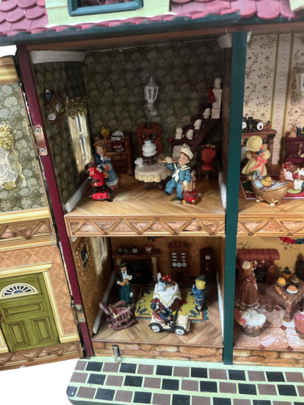 Nostalgisches Puppenhaus mit Spieluhr – drehbare Figuren, 4 Räume