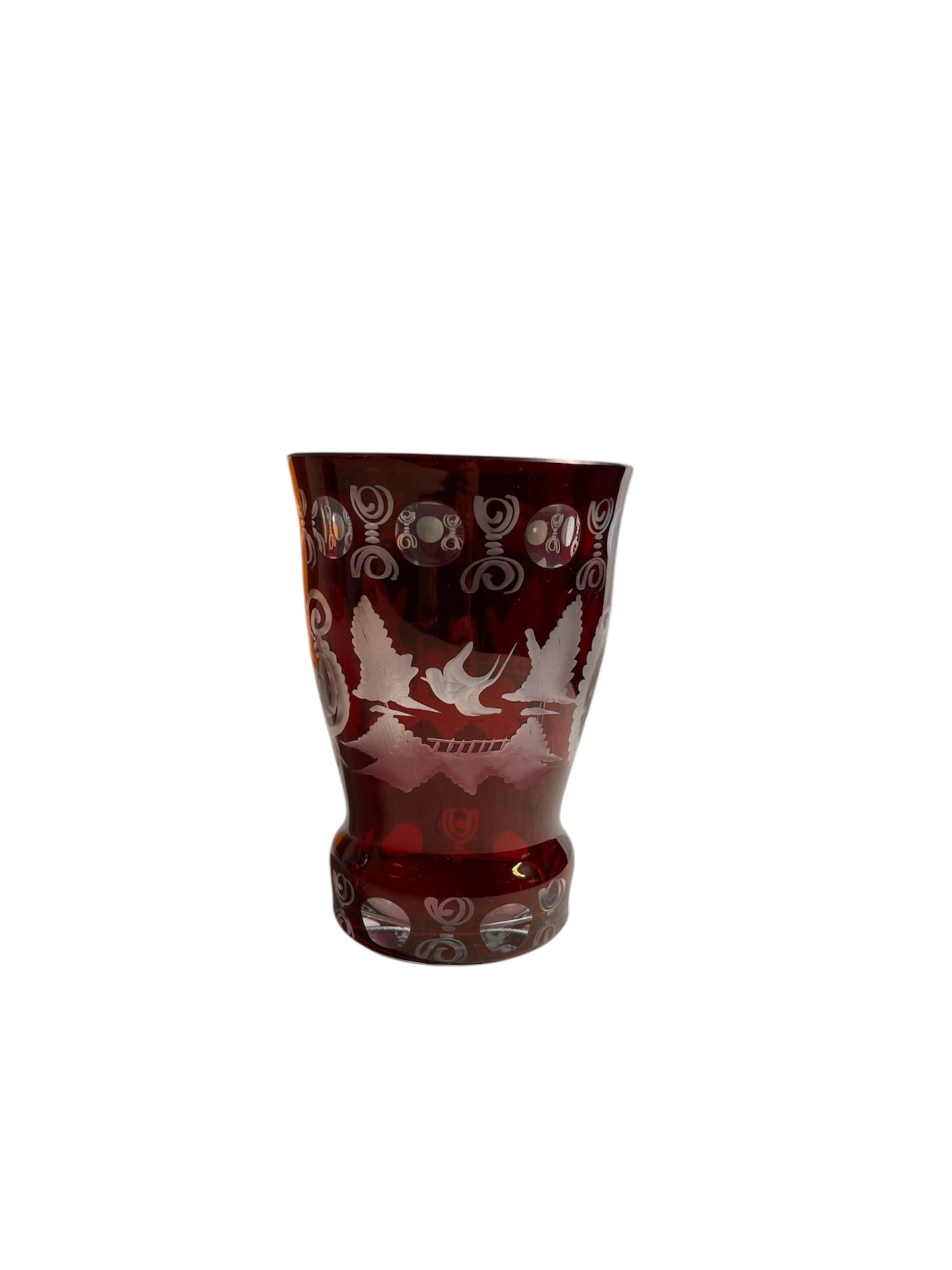 "Böhmisches Glas", Rubinrotes Überfangglas mit Schliffdekor – x Becher / kleine Vase (12 cm)