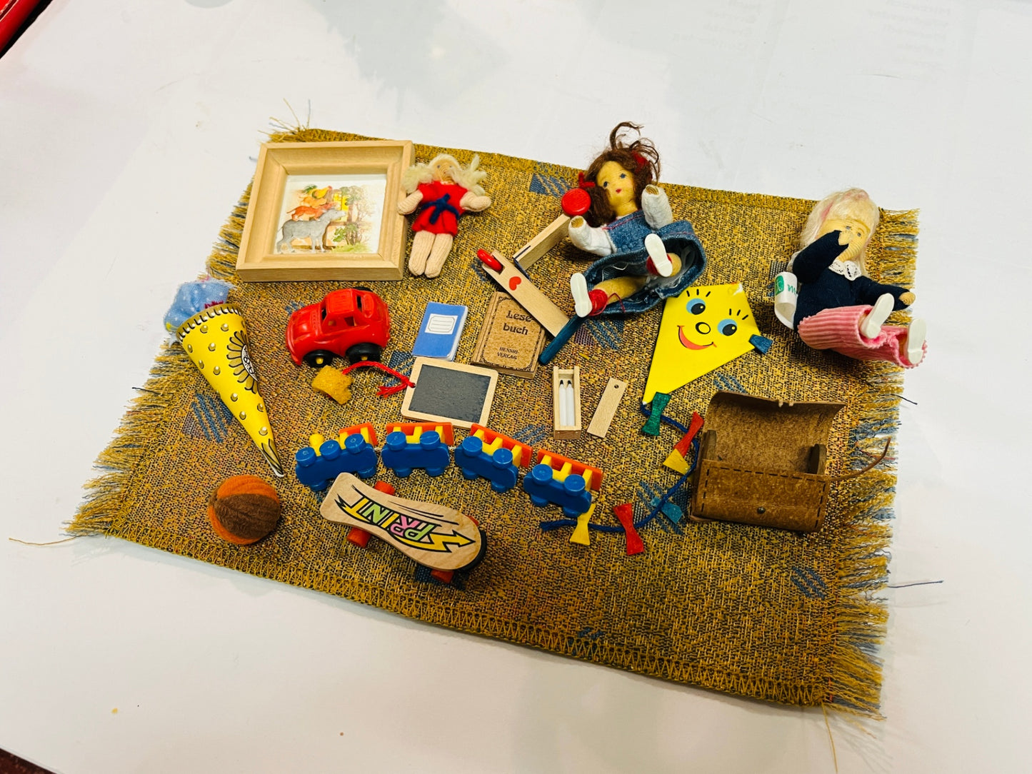 Puppenhaus Konvolut Spielzeug und Zubehör Holz Textil Maßstab 1:12