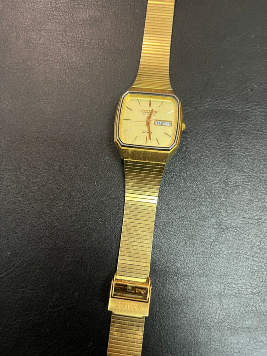 Citizen Seven Quartz Armbanduhr Day Date goldfarben Milanaise