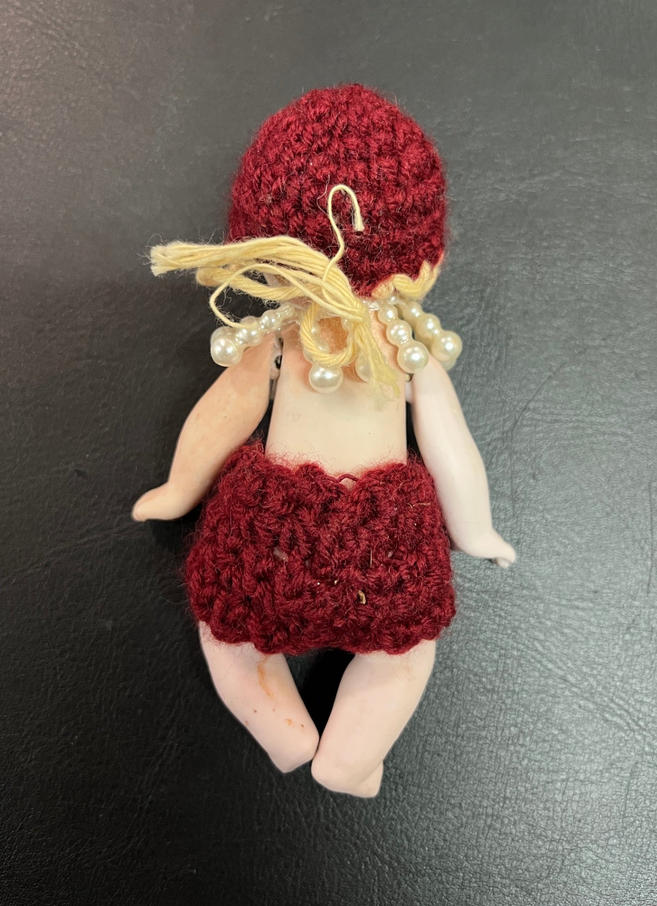Miniatur Puppe Biskuitporzellan 12 cm gehäkelte Kleidung