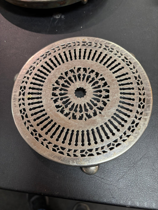 Runder Untersetzer Metall Durchbrucharbeit 14 cm 3 Füße