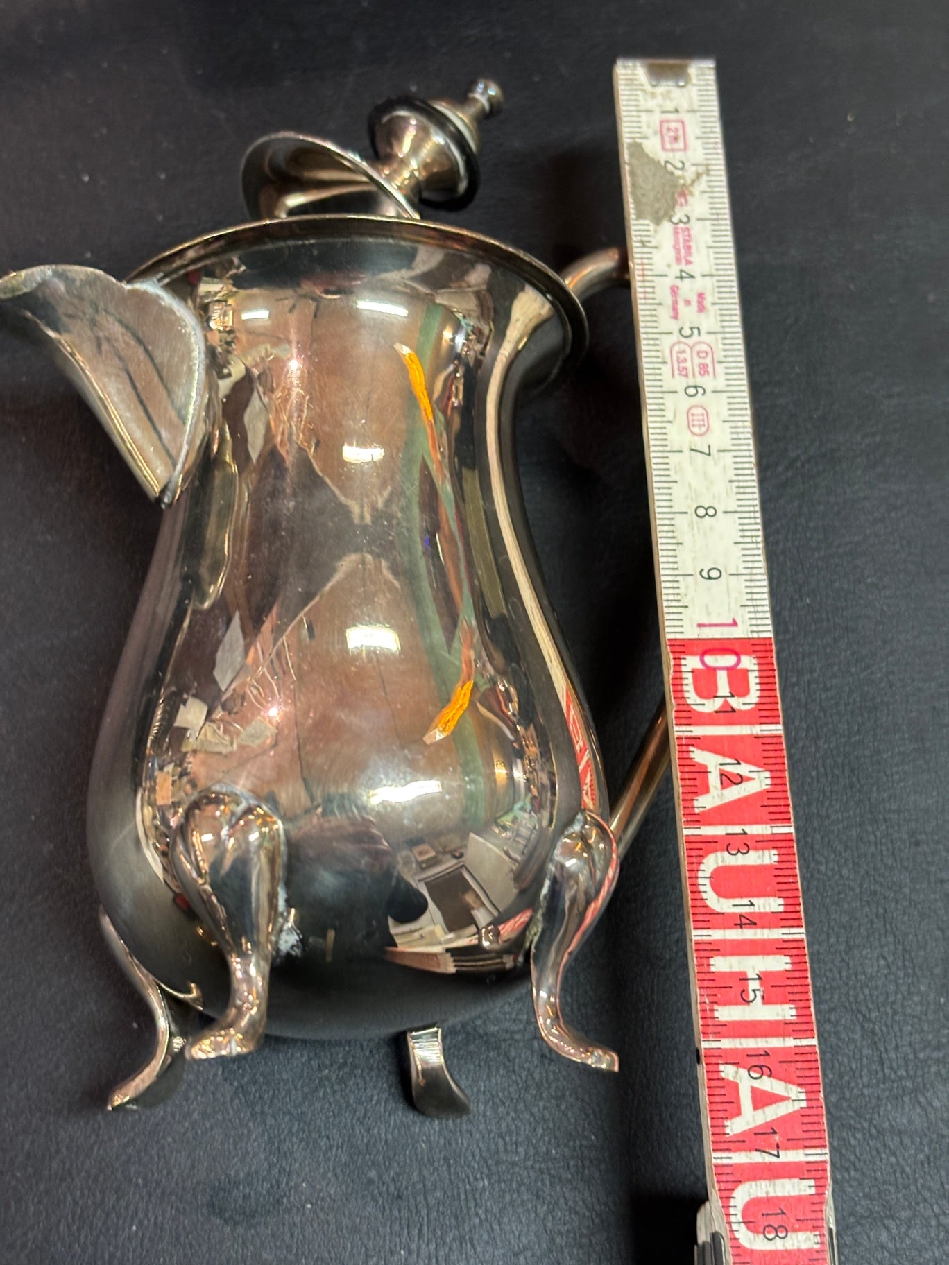 Versilbertes Kännchen auf 4 Füßen Deckel lose Höhe ca. 10 cm