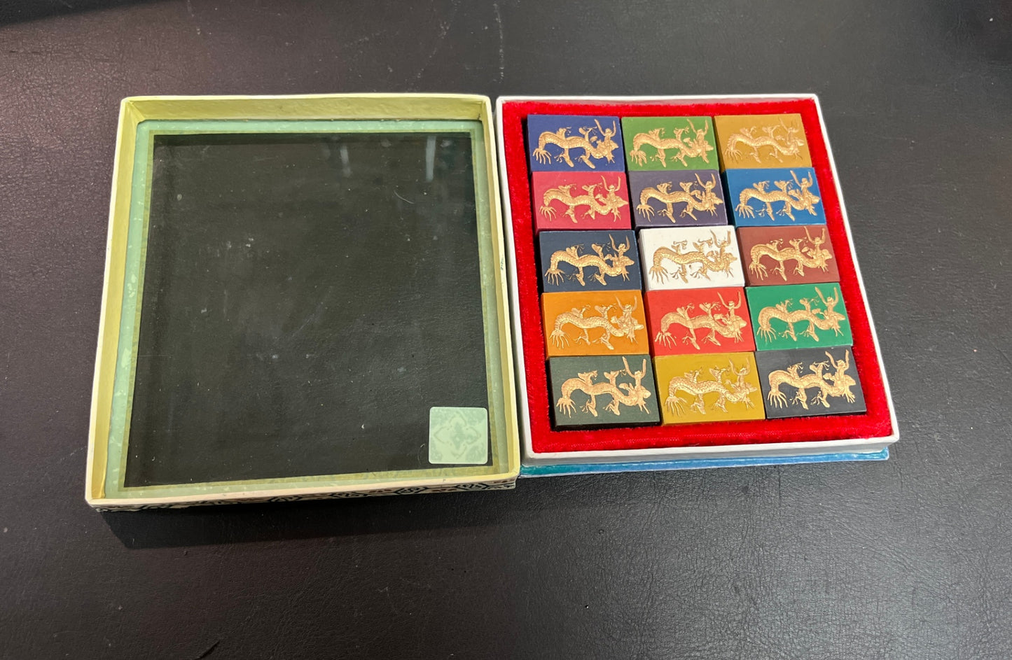 12 Farbsteine Zierstücke Tuschesteine mit Drachenmotiv in Präsentationsbox