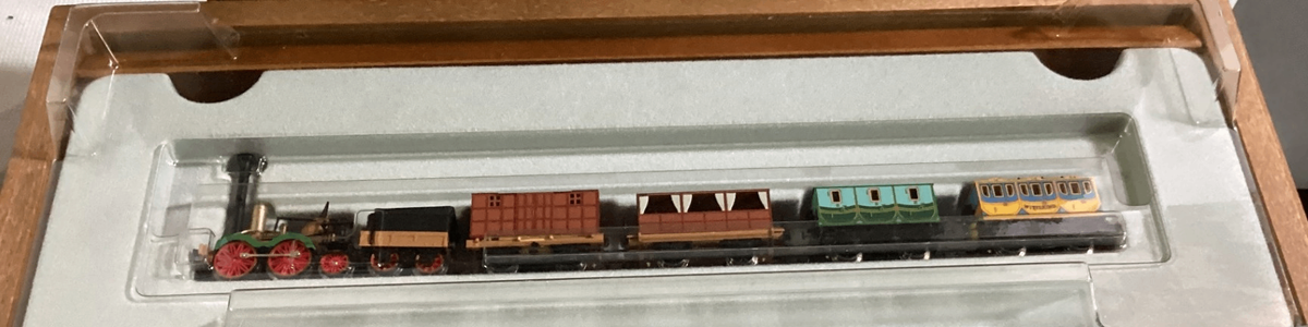 Minitrix 11074 „Saxonia“ Spur N in Holzkassette – ohne Funktion