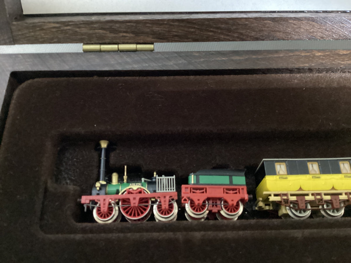 Minitrix 51 1010 00 „Der Adler“ Spur N in Holzkassette – defekt / Vitrinenmodell