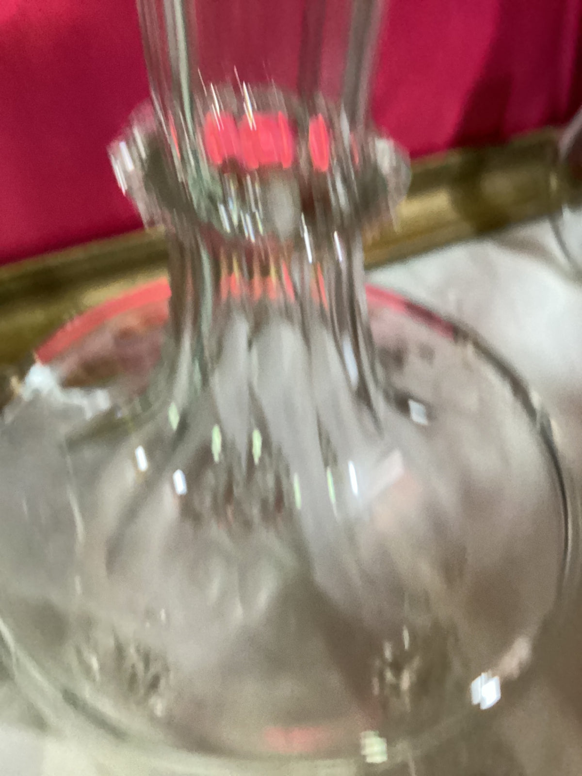 Große Vintage Glaskaraffe mit Stopfen – 3 Glasfüße – ca. 40 cm