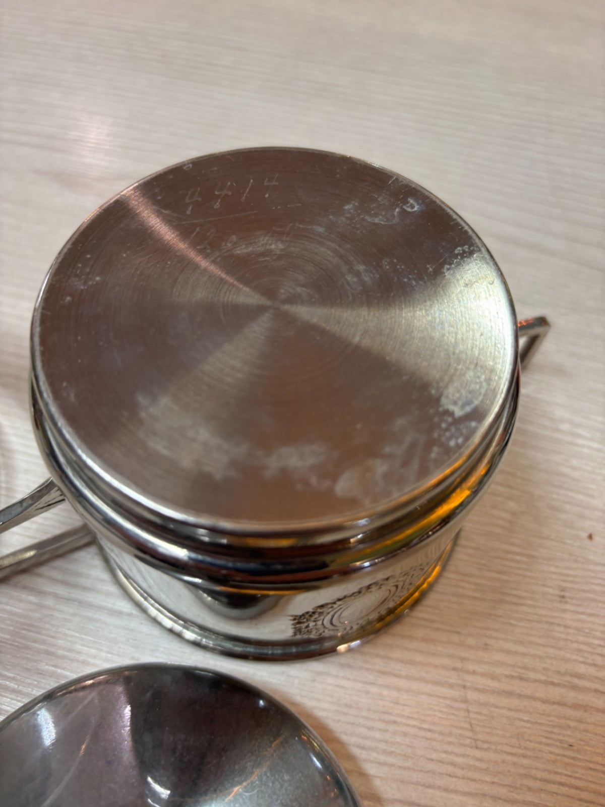 Älteres Metall-Deckelgefäß mit Glaseinsatz, zwei Henkeln, silberfarben
