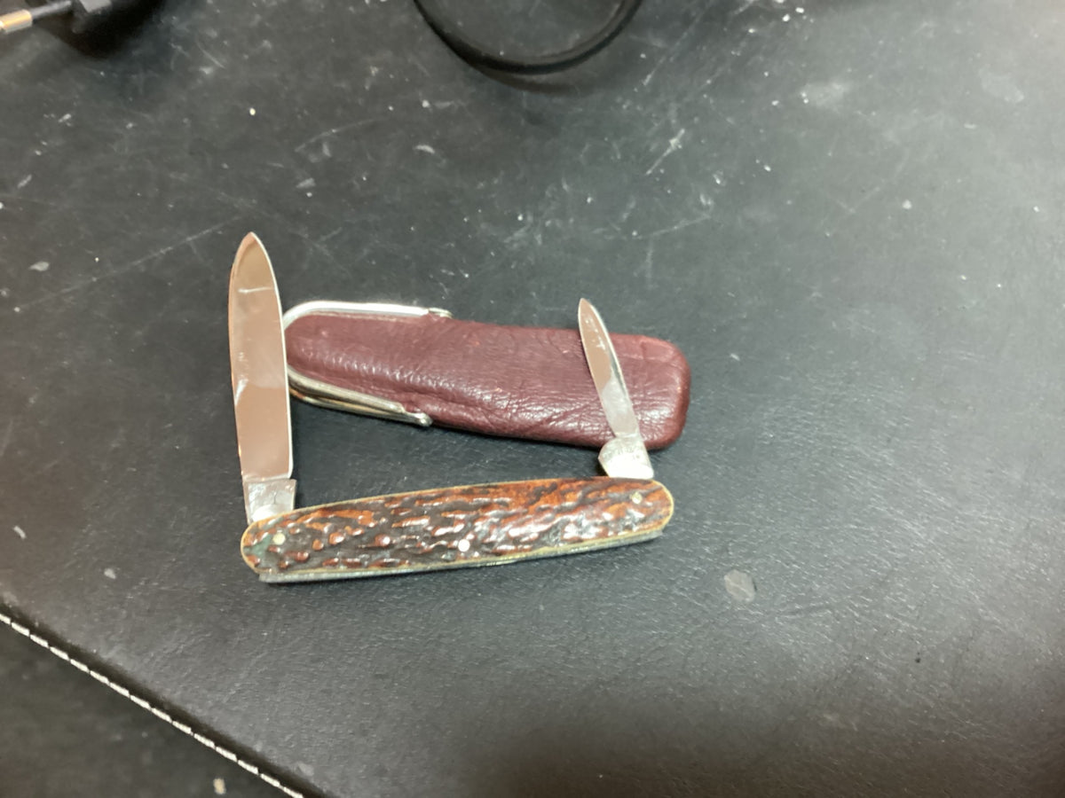 Taschenmesser mit zwei Klingen und braunem strukturiertem Griff samt Etui