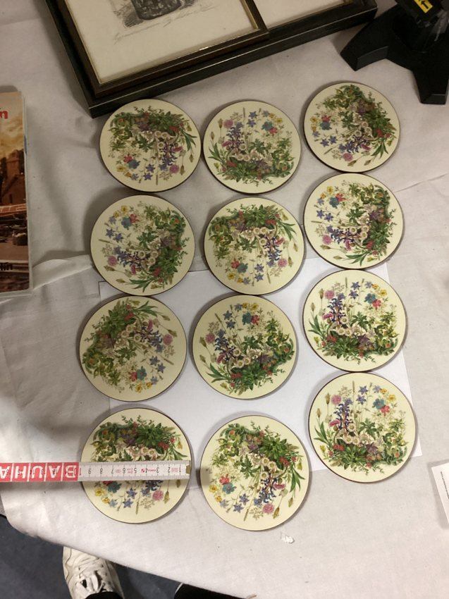 12 runde Untersetzer mit Blumenmotiv – Set
