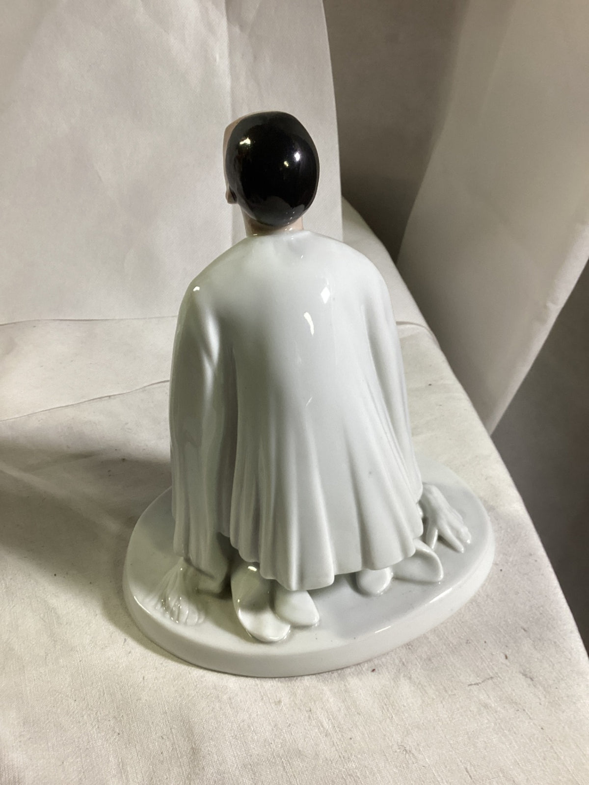 Fraureuth Kunstabteilung – kniender Pierrot, Art déco Porzellanfigur