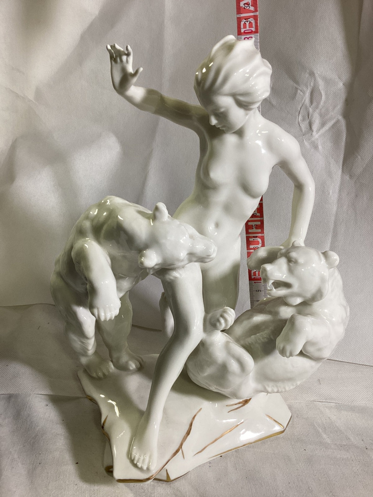 Hutschenreuther Karl Tutter „Eifersucht“ Akt mit zwei Bären, ca. 30 cm
