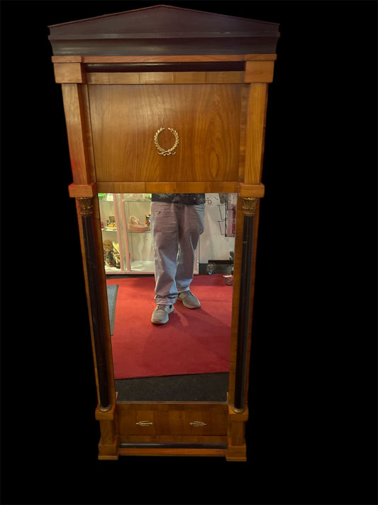 Biedermeier Spiegel mit Altersflecken auf dem Spiegelgas-sollte erneuert werden
