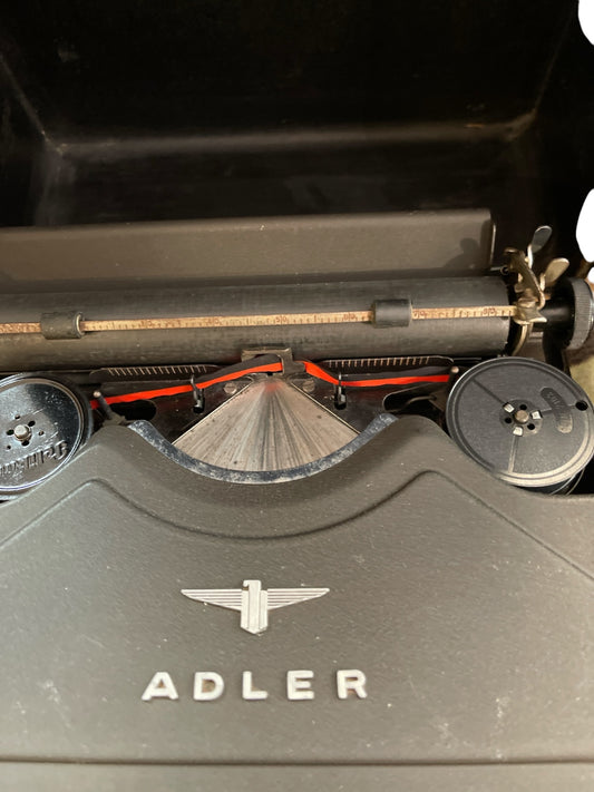 Adler Vintage Schreibmaschine mit Emblem – funktionstüchtig – Retro-Design – Sammlerstück