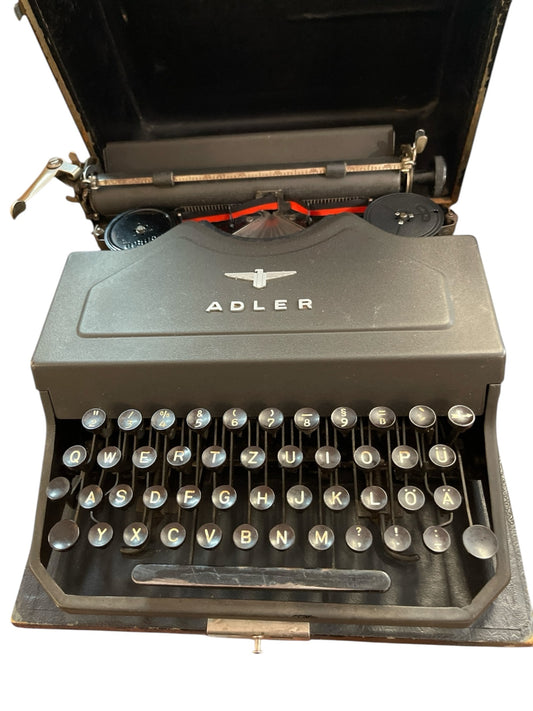 Adler Vintage Schreibmaschine mit Emblem – funktionstüchtig – Retro-Design – Sammlerstück