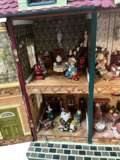 Nostalgisches Puppenhaus mit Spieluhr – drehbare Figuren, 4 Räume