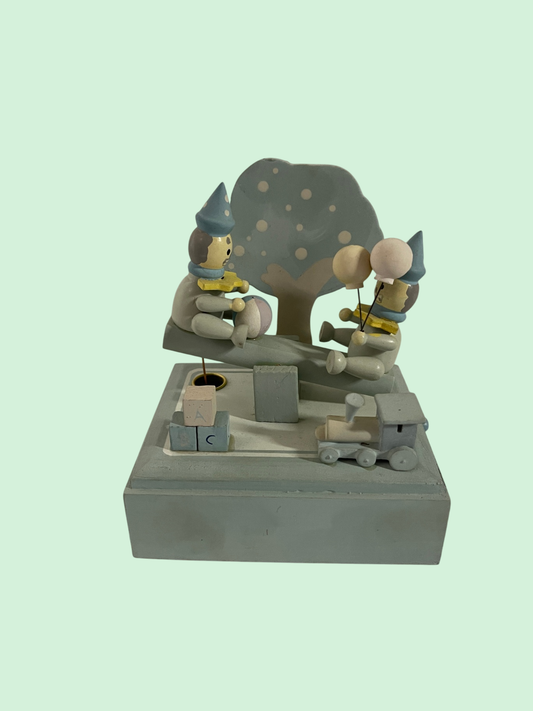 Spieldose aus Holz – Handarbeit – zwei Kinder mit Ballons & Eisenbahn – Erzgebirge-Stil