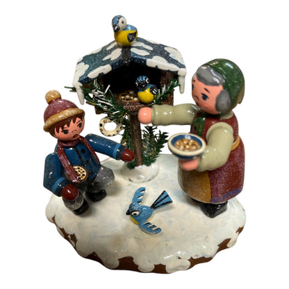 Hubrig Volkskunst Erzgebirge „Vogelfütterung im Winter“ | Handbemalt | Original Hubrig Figurenszene | 7 cm