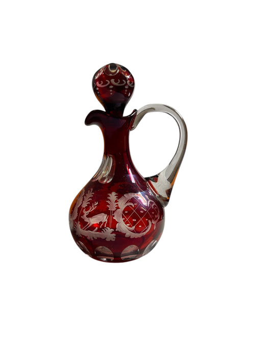 "Böhmisches Glas", Rubinroter Glasdekanter mit Schliffdekor – mit Stopfen