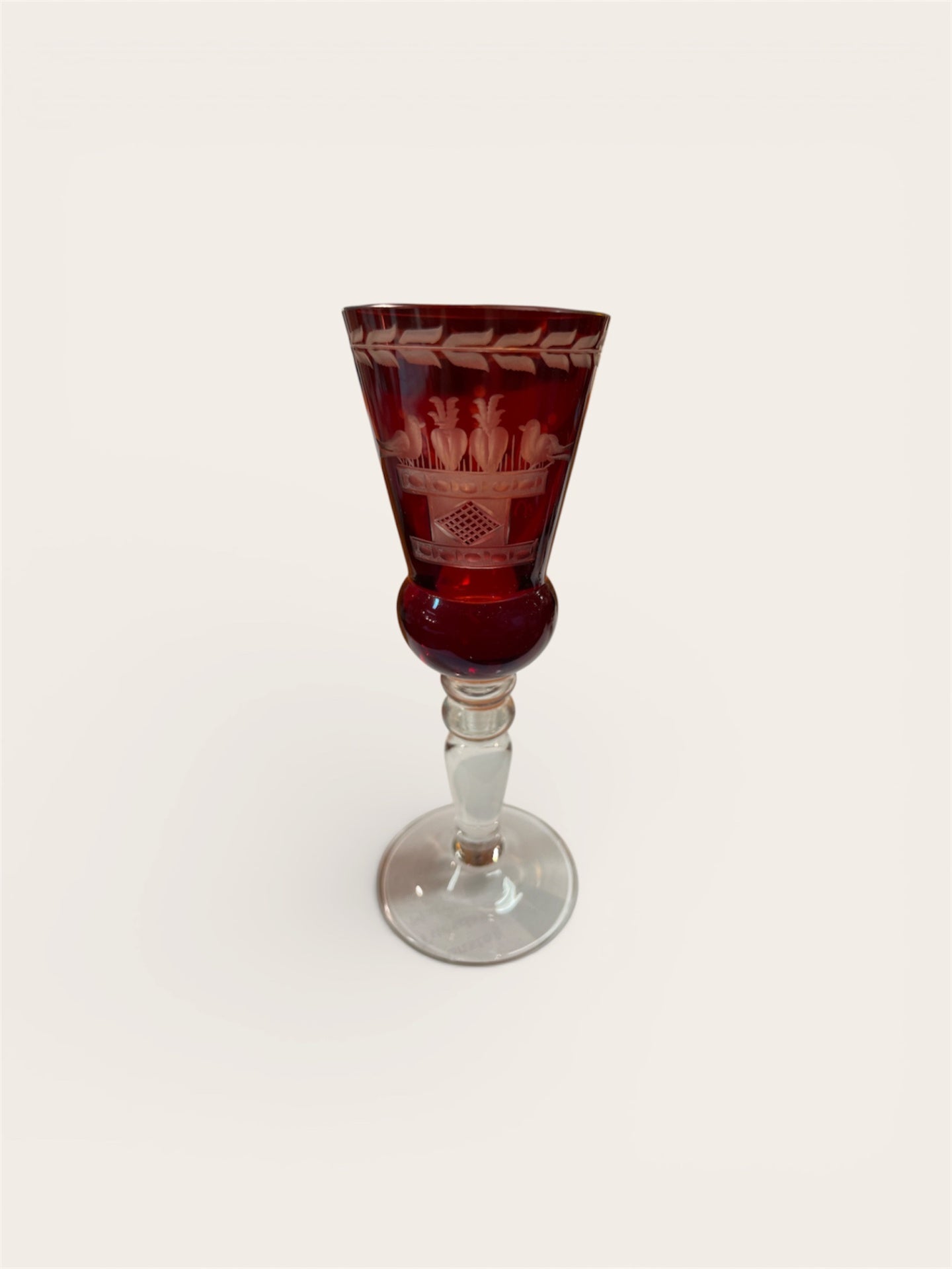 Rubinrotes Stielglas  böhmischem Glas  Schliffdekor– Höhe  16 cm