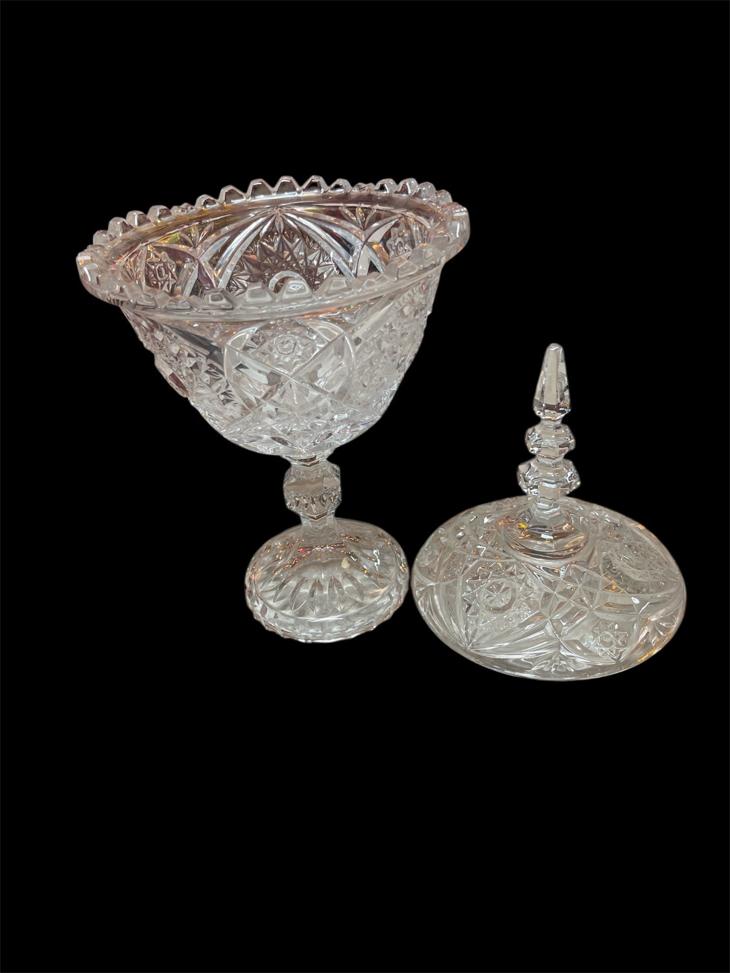 Geschliffene Kristall-Deckeldose auf Fuß – Bonboniere – klassisches Schliffglas