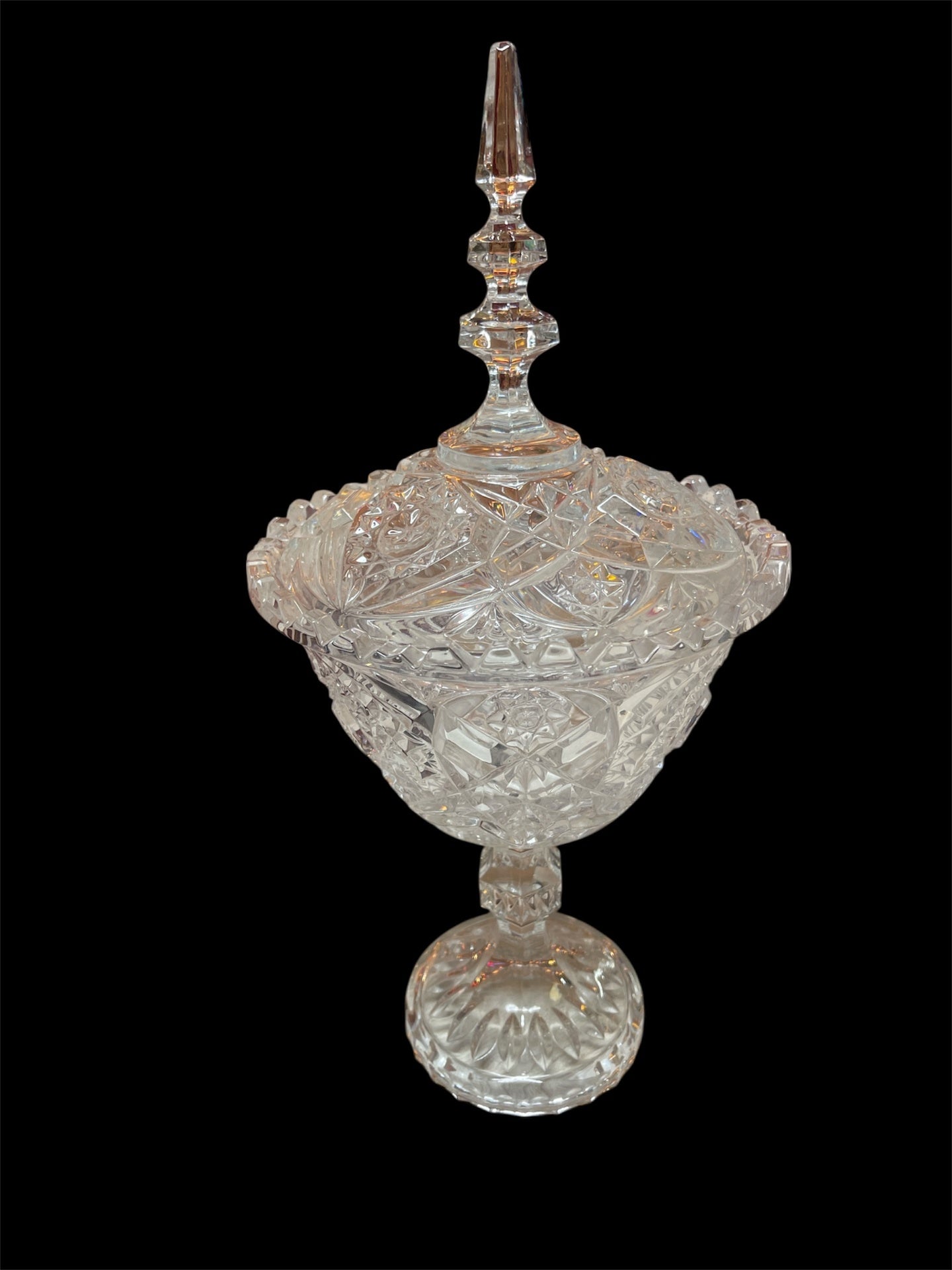 Geschliffene Kristall-Deckeldose auf Fuß – Bonboniere – klassisches Schliffglas