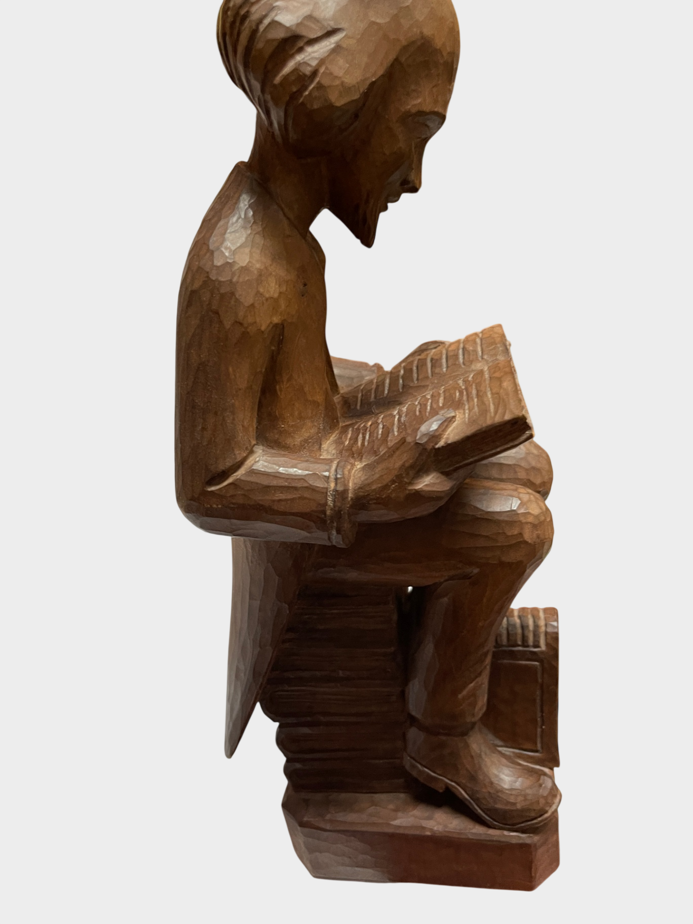 Handgeschnitzte Holzfigur – Lesende Mann   – wohl Mid-Century, massiv Holz