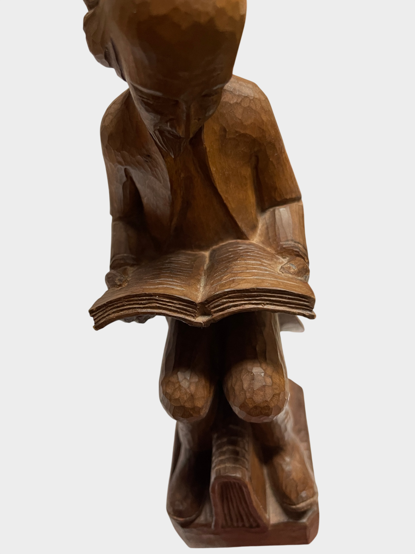 Handgeschnitzte Holzfigur – Lesende Mann   – wohl Mid-Century, massiv Holz