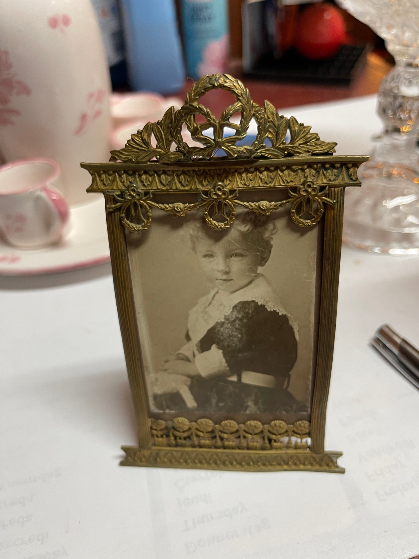Antiker Messing-Bilderrahmen mit Klappstütze – reich verziert, um 1900