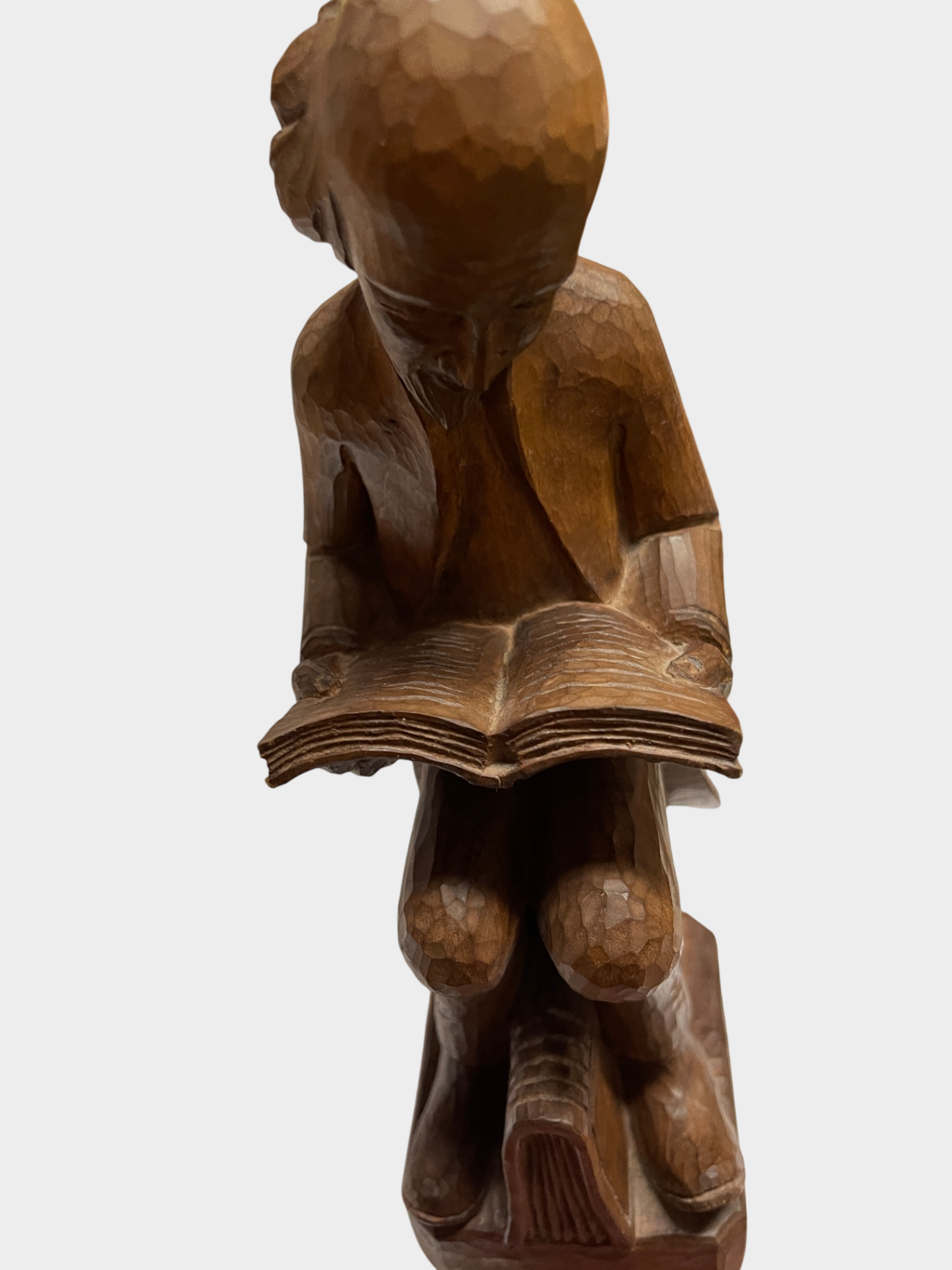 Handgeschnitzte Holzfigur – Lesende Mann   – wohl Mid-Century, massiv Holz
