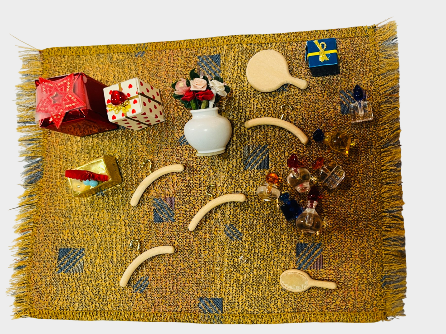 Bodo Hennig 1:12 Puppenhaus Zubehör Konvolut – Vasen & Kleinteile (ohne Teppich)
