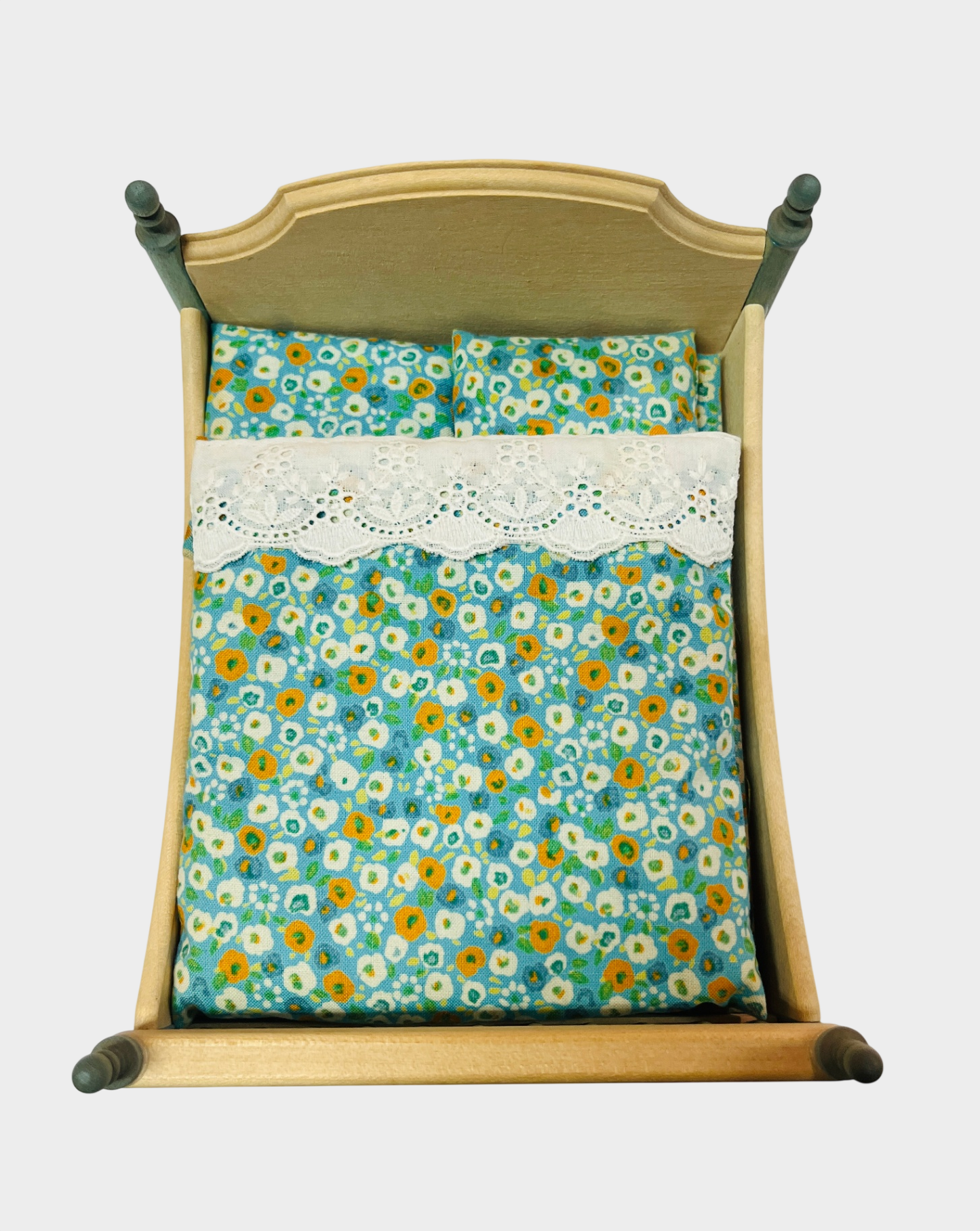 Bodo Hennig Puppenhausbett aus Holz mit Stoffbettwäsche im Blumenmuster 1:12