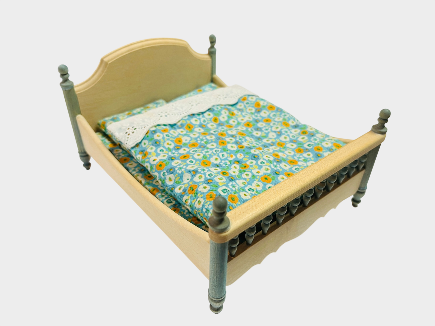 Bodo Hennig Puppenhausbett aus Holz mit Stoffbettwäsche im Blumenmuster 1:12