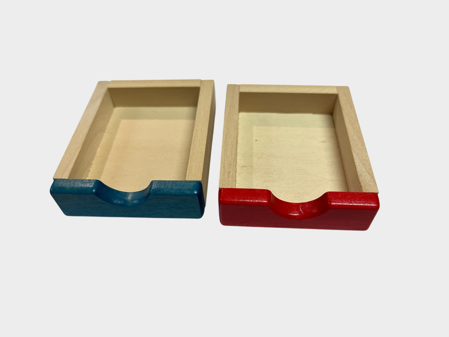 Bodo Hennig Zwei Puppenhaus-Schubladen 1:12 aus Holz, rot und blau