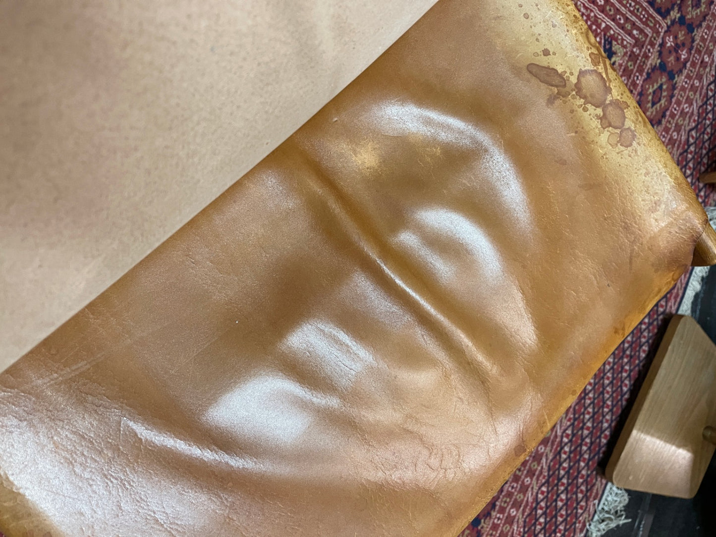 Vintage Loungesessel, Holz und Leder – Restaurationsprojekt