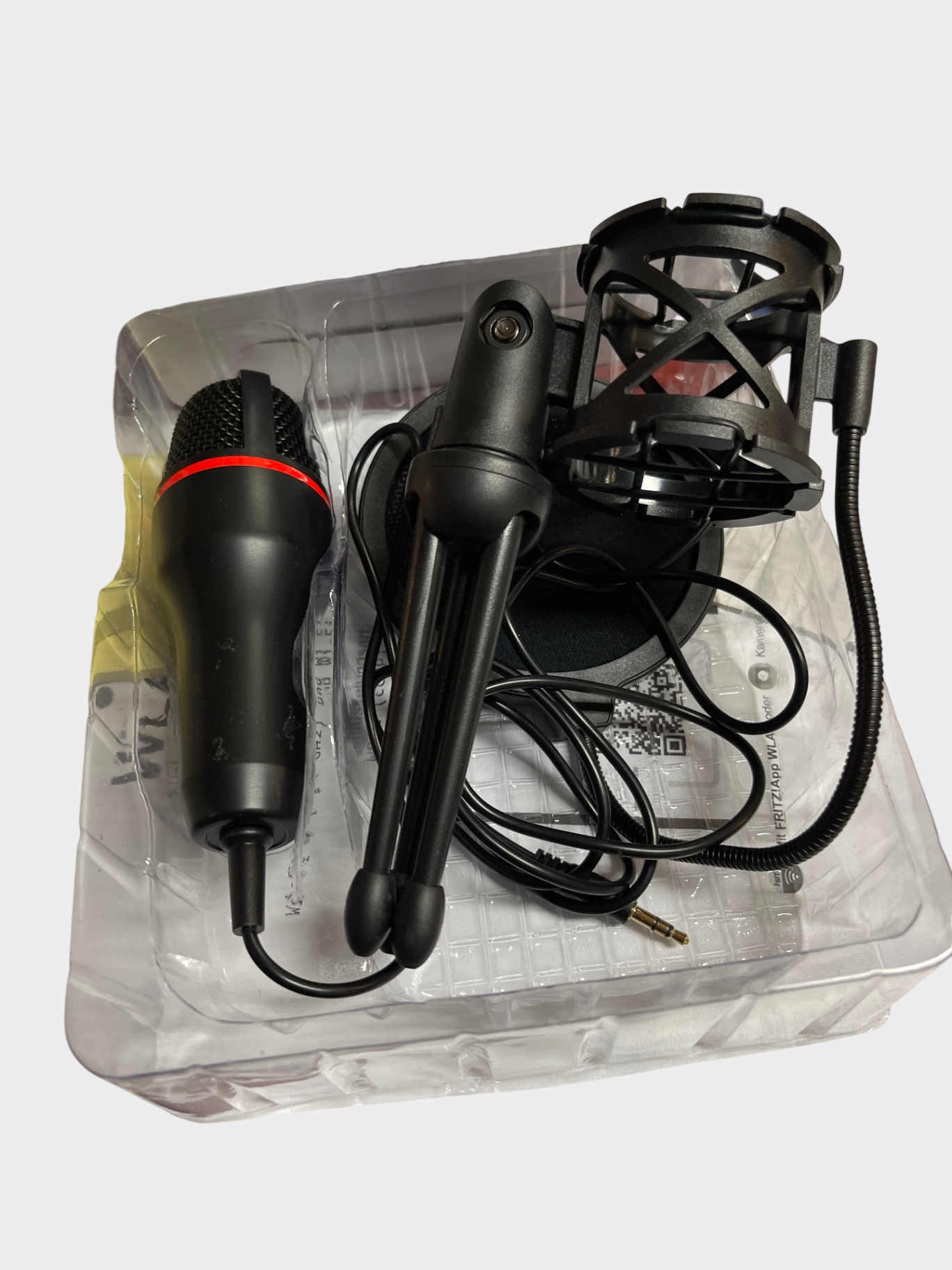 Neuwertiges Mikrofon-Set M24 mit Tischständer, Popfilter und 3,5mm Klinke