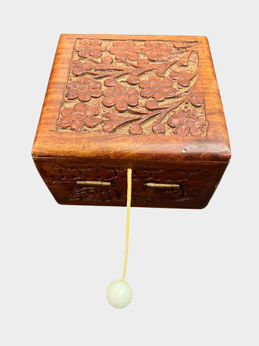 Holz Spieluhr floral geschnitzt Zugmechanismus