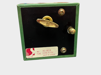 Vintage Sankyo Spieluhr „Little Grey Rabbit“ Fuzzypeg – Close to You Musikbox