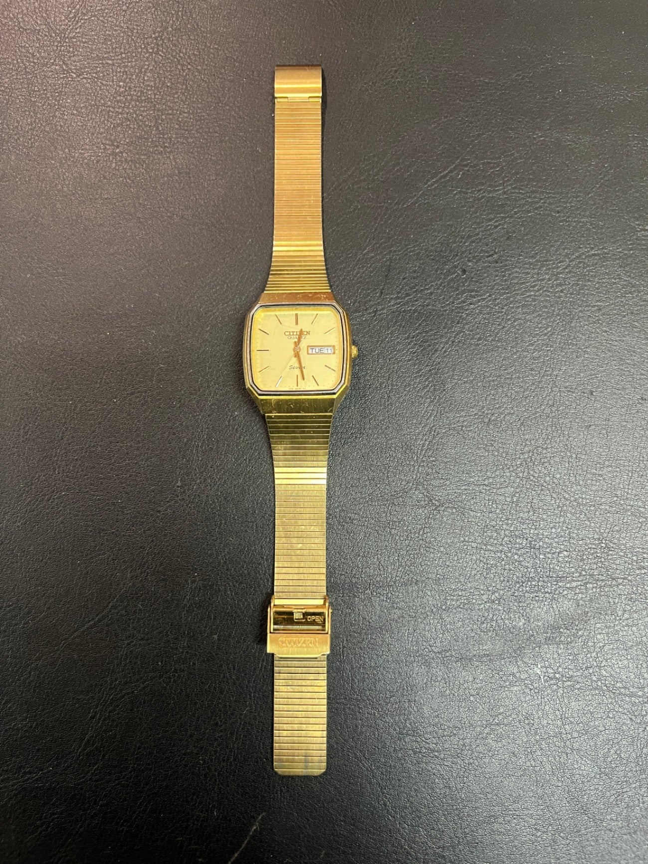 Citizen Seven Quartz Armbanduhr Day Date goldfarben Milanaise