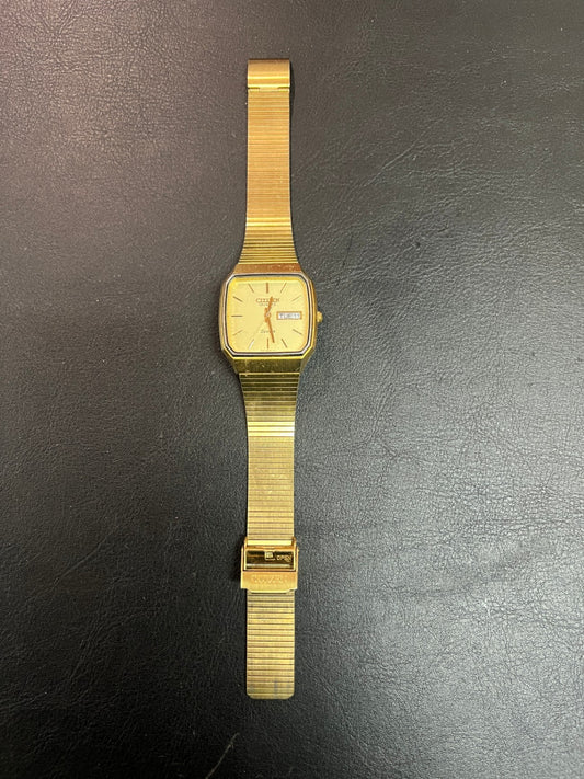 Citizen Seven Quartz Armbanduhr Day Date goldfarben Milanaise