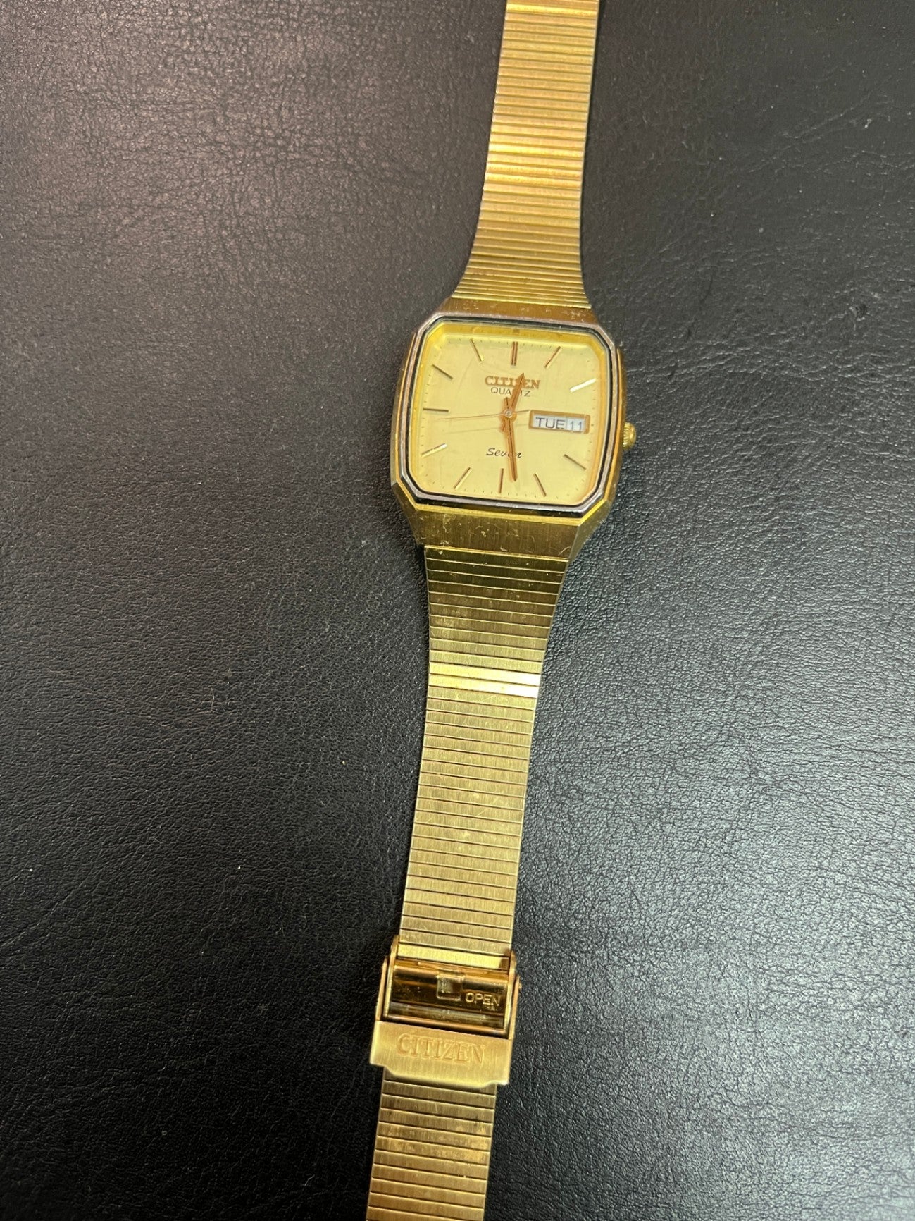 Citizen Seven Quartz Armbanduhr Day Date goldfarben Milanaise