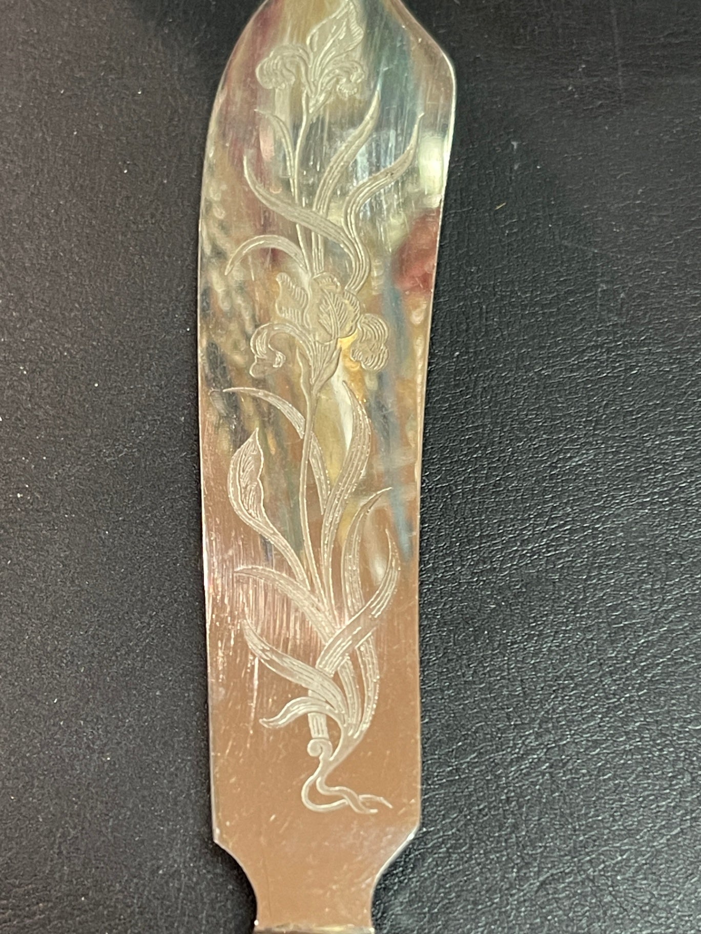 Buttermesser Horn Griff Metall Klinge floral graviert vintage