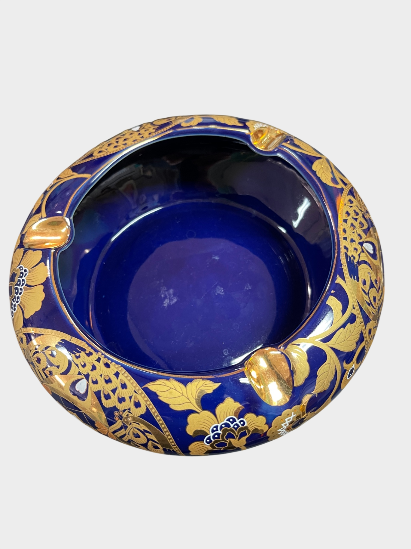 Dekorativer Aschenbecher im orientalischen Stil.