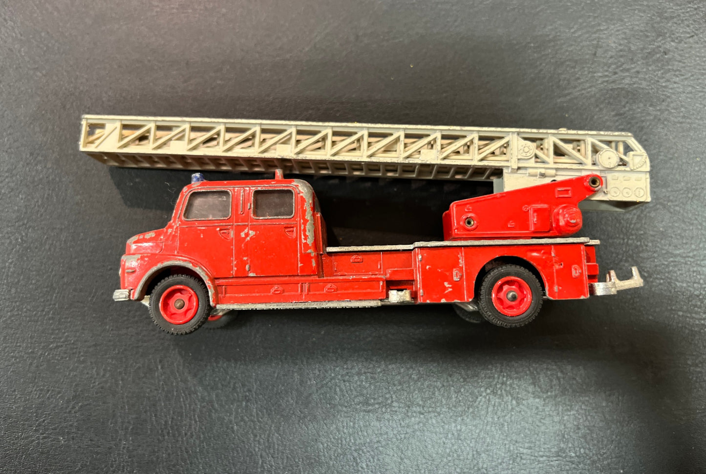 Siku Mercedes-Benz Metz DL30h Feuerwehrdrehleiter V261 Rundhauber V1