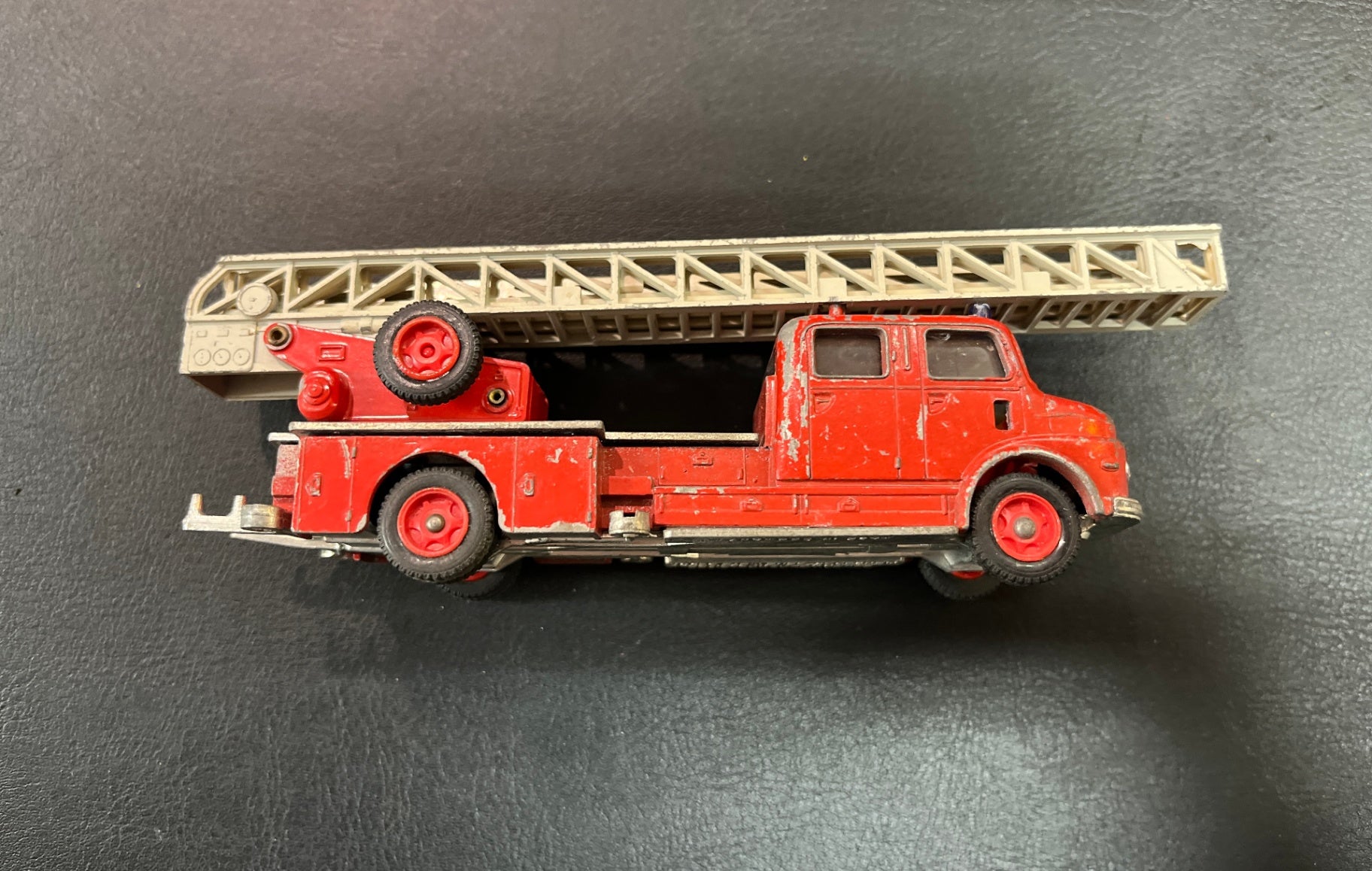 Siku Mercedes-Benz Metz DL30h Feuerwehrdrehleiter V261 Rundhauber V1