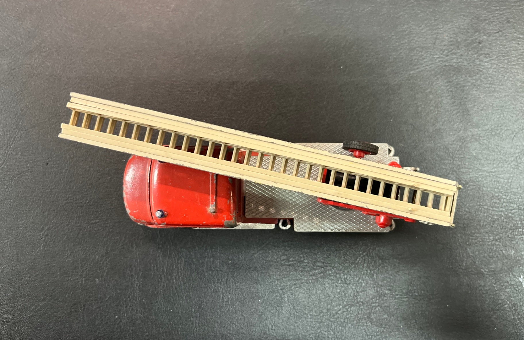 Siku Mercedes-Benz Metz DL30h Feuerwehrdrehleiter V261 Rundhauber V1