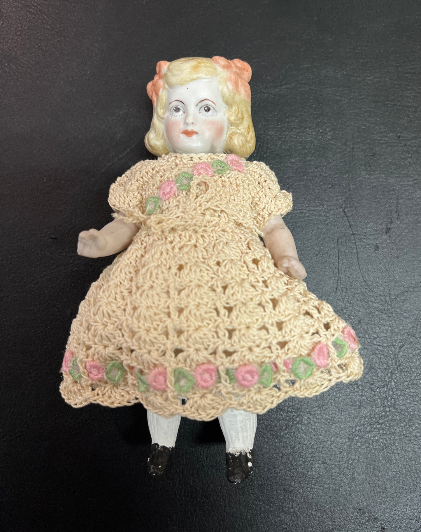 Miniatur Biskuitporzellan Puppe ca 14 cm Gehäkeltes Kleid Beschädigte Hände