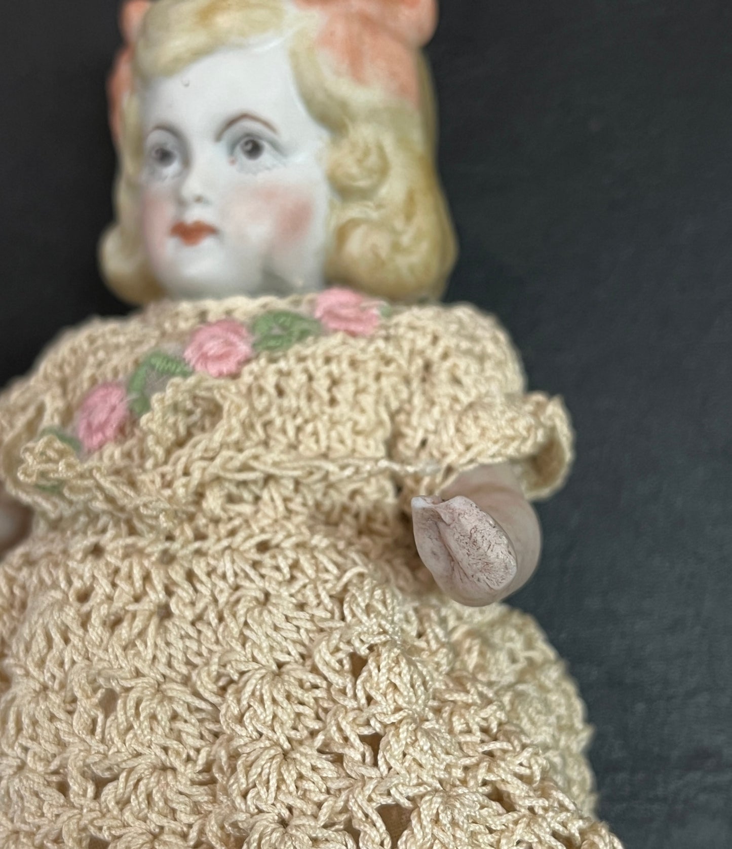 Miniatur Biskuitporzellan Puppe ca 14 cm Gehäkeltes Kleid Beschädigte Hände