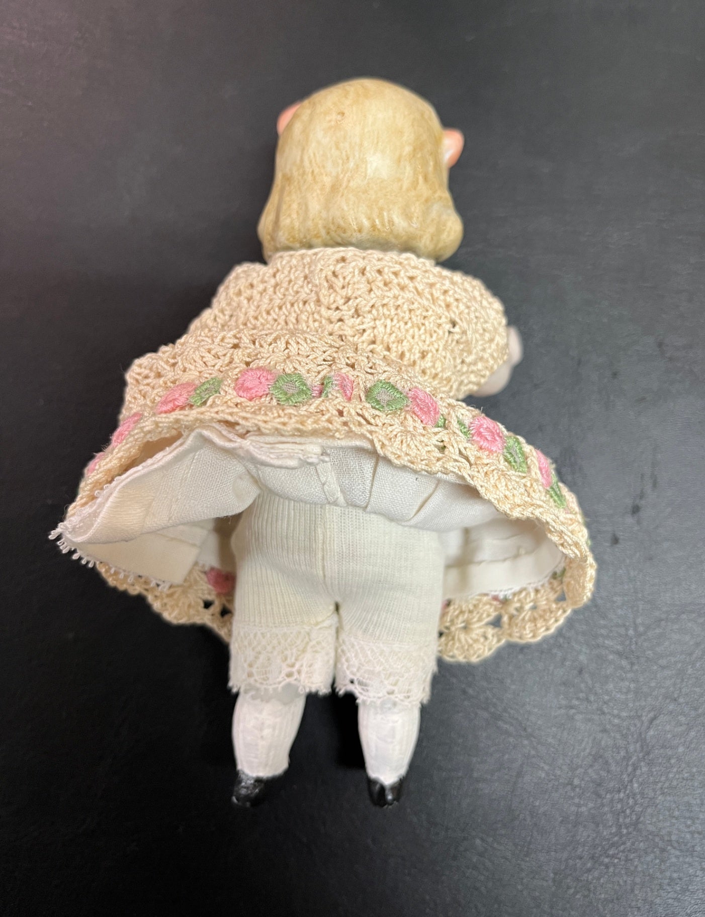 Miniatur Biskuitporzellan Puppe ca 14 cm Gehäkeltes Kleid Beschädigte Hände
